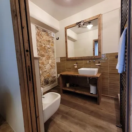 Montefabbrello Farm stay Magazzini (Tuscany)